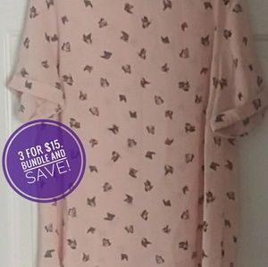 🌸 3 for $15! Pink shirt